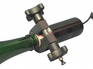 Uniform circumferential gripping of the cork sample increases torque measurement accuracy